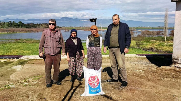 Baharın müjdecisi olan leylekleri ilk görenler bir çuval un kazandı