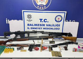 Ayvalık'ta 7 ayrı adrese eş zamanlı operasyon; silah ve uyuşturucu ele geçirildi