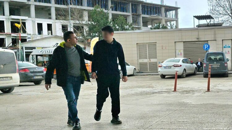 Ablasını bıçakla rehin alan 17 yaşındaki şüpheliye adli kontrol