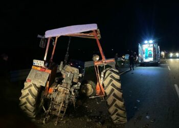 Adana'da otomobilin çarptığı traktör ikiye ayrıldı: 1'i ağır 6 yaralı