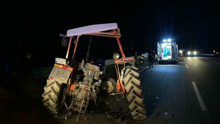 Adana'da otomobilin çarptığı traktör ikiye ayrıldı: 1'i ağır 6 yaralı