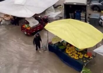 Adana'da sağanak; yollar göle döndü