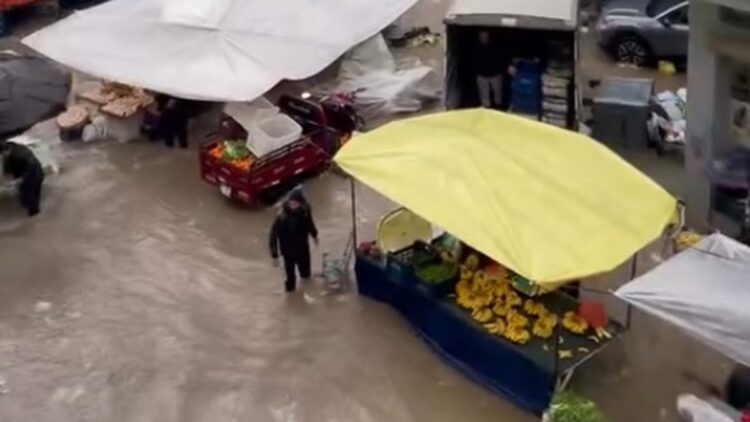 Adana'da sağanak; yollar göle döndü