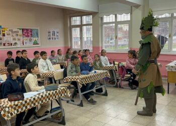 'Ağaç Dede'ye ilkokul öğrencilerinden alkışlı karşılama