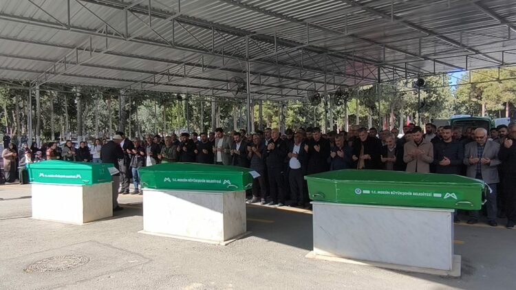 Alışverişten dönerken cipin çarptığı 3 kız, yan yana toprağa verildi