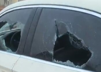 Alkol alıp kaza yaptıkları otomobili kurşunladılar; 2 gözaltı
