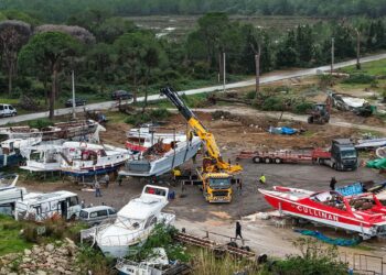 Antalya'da hortum sonrası enkaz kaldırılıyor; su ise çekilmedi