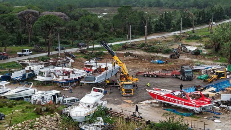 Antalya'da hortum sonrası enkaz kaldırılıyor; su ise çekilmedi