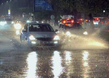 Antalya'da sağanak hayatı olumsuz etkiledi