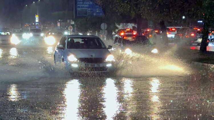 Antalya'da sağanak hayatı olumsuz etkiledi