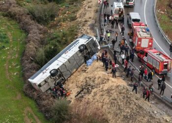 Antalya'da yolcu otobüsü devrildi: 8 ölü, 26 yaralı