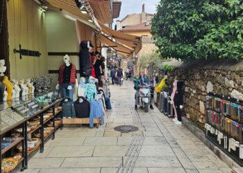Antalya'nın tarihi ve turistik merkezi Kaleiçi'nde 'tente' krizi