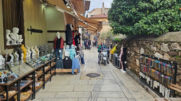 Antalya'nın tarihi ve turistik merkezi Kaleiçi'nde 'tente' krizi