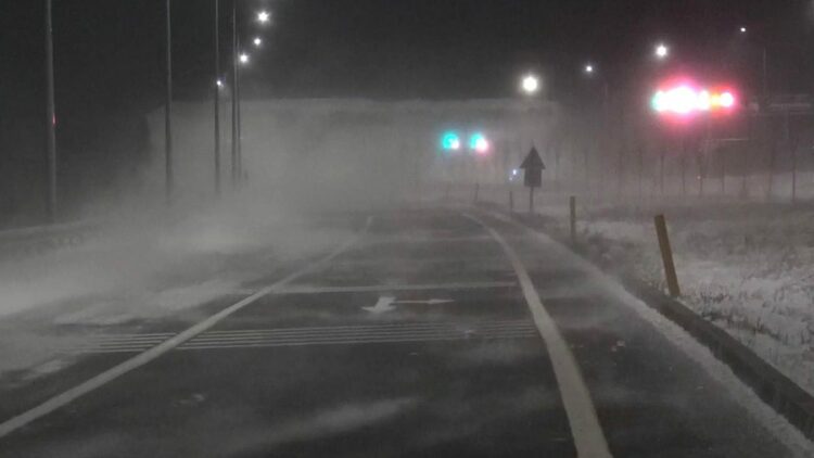 Ardahan'da etkili olan tipi Çıldır-Aktaş Sınır Kapısı yolunda ulaşımı aksattı