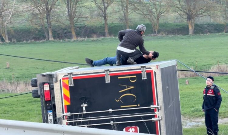 Arnavutköy'de kamyonet tarlaya uçtu: 2 kişi hafif yaralandı