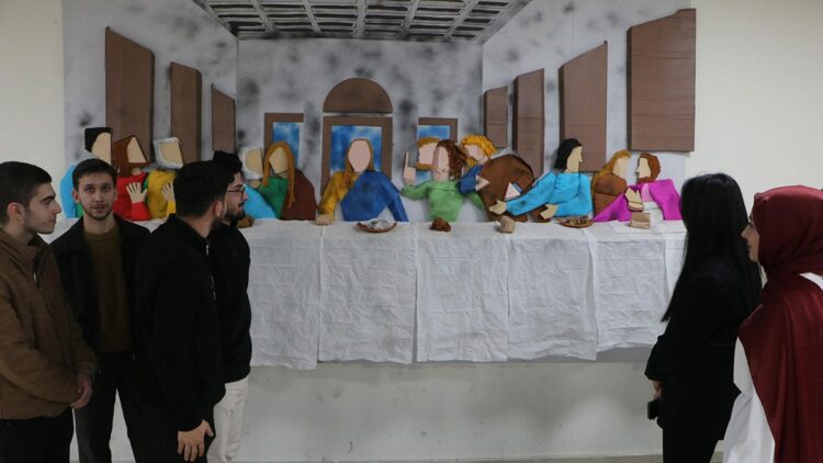 Atıklarla, ünlü sanat eserlerinin rölyef ve heykelini yaptılar