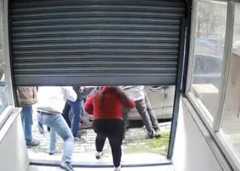 Avcılar'da iş yerinde taciz iddiası; esnaf darbetti