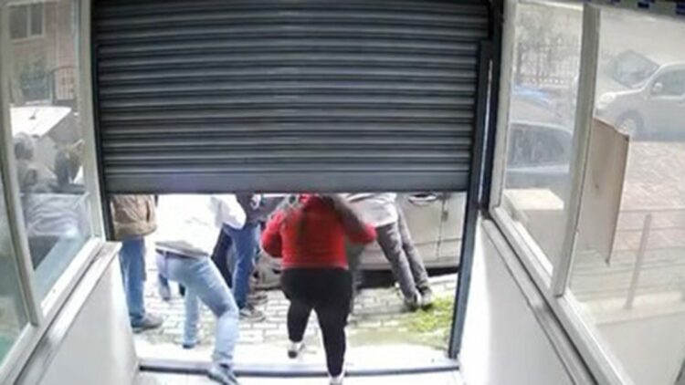 Avcılar'da iş yerinde taciz iddiası; esnaf darbetti