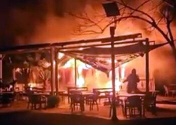 Avcılar'da parkın içindeki kafe alev alev yandı