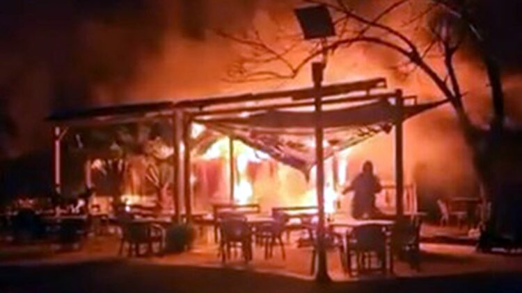 Avcılar'da parkın içindeki kafe alev alev yandı