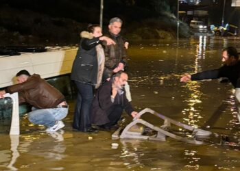 Aydın’da suya gömülen minibüsteki 20 yolcu kurtarıldı