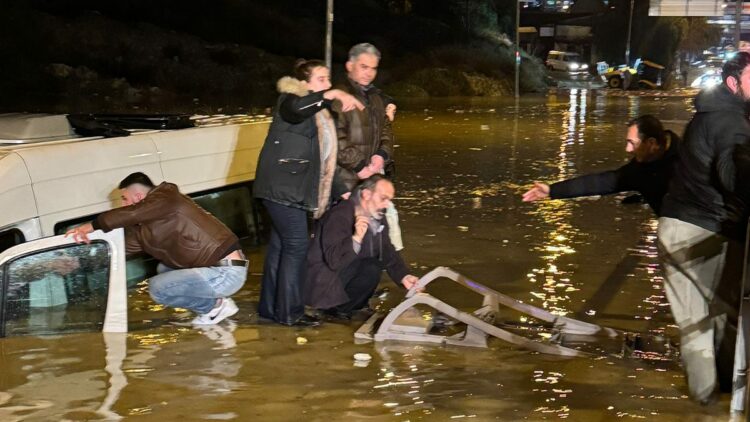 Aydın’da suya gömülen minibüsteki 20 yolcu kurtarıldı