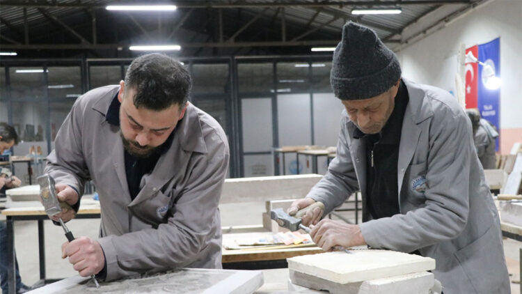 Baba-oğul tarihi Rum Yetimhanesi'nde taşlara şekil veriyor