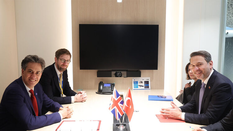 Bakan Bayraktar Fransa'da temaslarını sürdürüyor