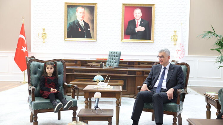 Bakan Memişoğlu, ‘sağlık elçisi’ Doğa ve dedesiyle bir araya geldi