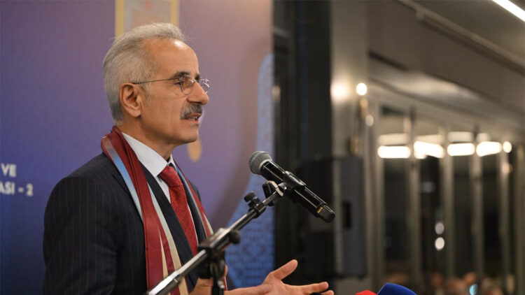 Bakan Uraloğlu, Trabzon'a deniz dolgusu üzerine yapılacak havalimanı hakkında bilgi verdi