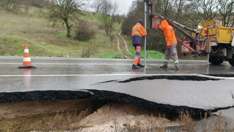 Balıkesir-Savaştepe kara yolunda toprak kayması
