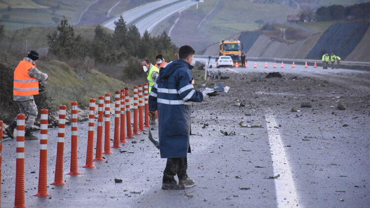 Balıkesir'de kaza kırıma uğrayan F-16 uçağının enkazı kaldırılıyor