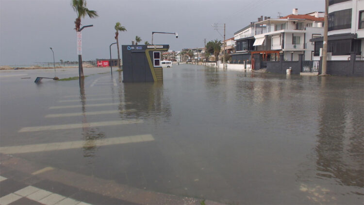 Balıkesir'de lodos; deniz taştı, yollar göle döndü