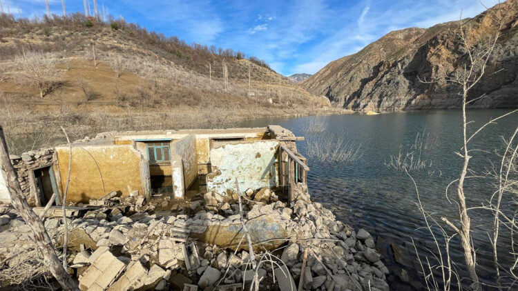 Baraj suları çekildi, ortaya çıkan köyde anılar tazelendi