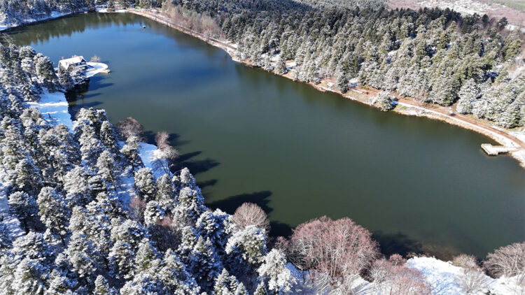 Gölcük Tabiat Parkı kar yağışı sonrası beyaz örtüyle kaplandı