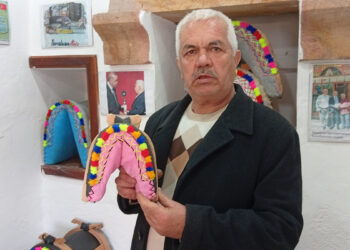 53 yıllık semerci, geçimini maket semer yaparak sağlıyor