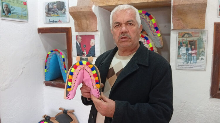 53 yıllık semerci, geçimini maket semer yaparak sağlıyor