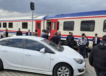 Bingöl'de yolcu treni otomobile çarptı