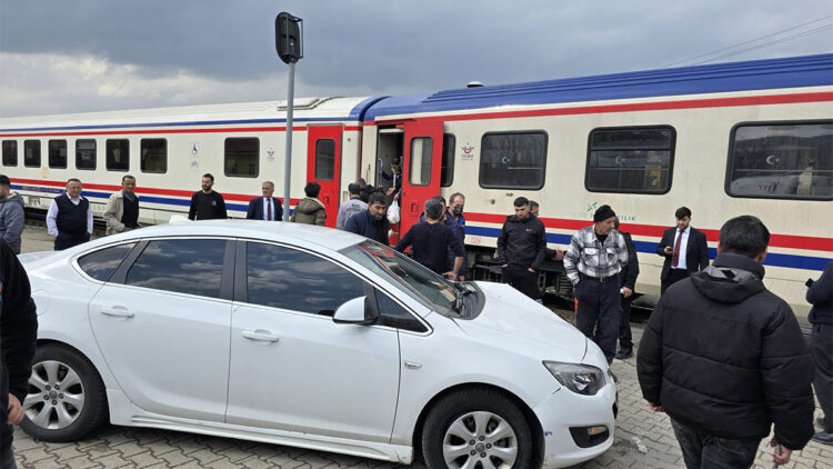 Bingöl'de yolcu treni otomobile çarptı
