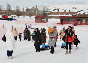 Bitlis'te anneler ile çocukları kızakla kayıp eğlendi