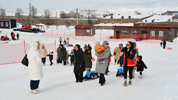 Bitlis'te anneler ile çocukları kızakla kayıp eğlendi
