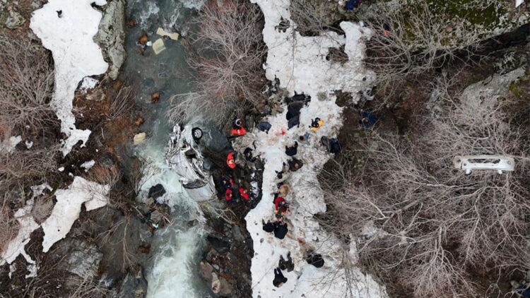 Bitlis'te hafif ticari araç, dereye uçtu: 3 ölü, 5 yaralı