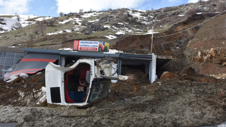 Bitlis'te toprak kayması; olası bir facia önlendi
