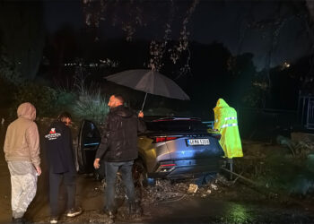 Bodrum'da sağanak; araç dereye kapıldı, evleri su bastı