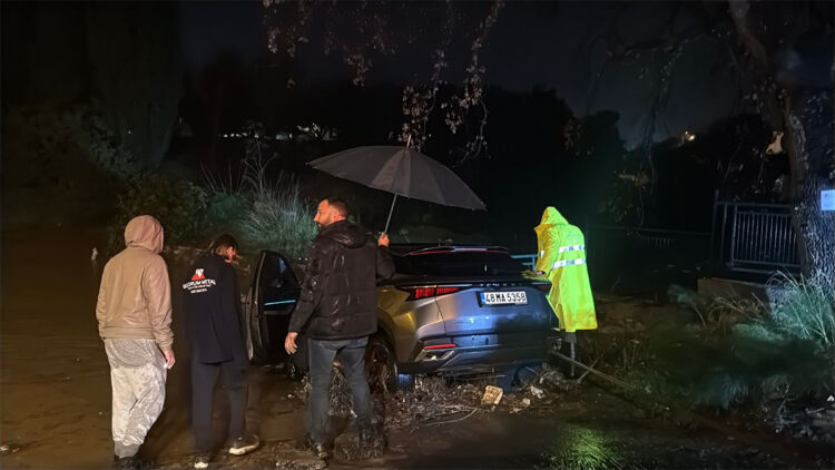 Bodrum'da sağanak; araç dereye kapıldı, evleri su bastı
