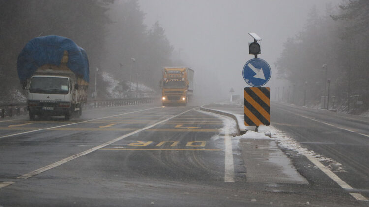Bolu Dağı'nda hafif kar yağışı ve sis