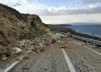 Bozcaada'da sağanak sonrası heyelan meydana geldi