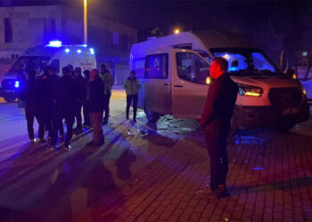 Bursa'da servis minibüsü ile otomobil çarpıştı: 9 yaralı