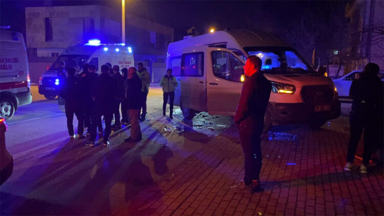 Bursa'da servis minibüsü ile otomobil çarpıştı: 9 yaralı