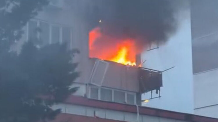 Bursa'da 4 katlı binanın 3'üncü katındaki daire yangında kül oldu